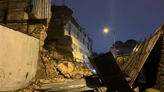 Beyoğlu’nda tarihi metruk binanın duvarı bilinmeyen nedenle yıkıldı