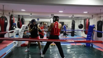 Kartepe'de çocuklar kış spor okullarıyla fiziksel ve sosyal gelişimlerine katkı sağlıyor