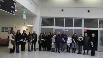 Şırnak'a atanan öğretmenlere havalimanında çiçekli karşılama