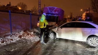 Kayseri’de otomobil ve kamyonet kafa kafaya çarpıştı, 3 kişi yaralandı