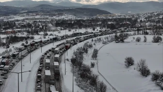 TEM Otoyolu'nun Bolu geçişinde yoğun kar nedeniyle trafik durdu