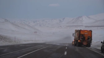 Erzurum-Artvin karayolunda tipi nedeniyle 6 aracın karıştığı zincirleme kaza meydana geldi