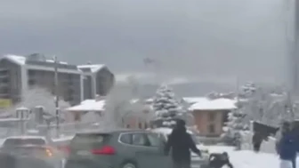 Bursa'da kar yağışı nedeniyle kayarak vatandaşların üzerine doğru ilerleyen araç panik yaşattı