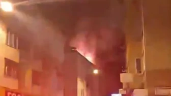 Burdur'da 4 katlı binanın çatısında çıkan yangın itfaiye ekiplerince kontrol altına alındı