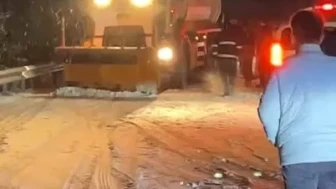 Bursa’da Oylat Kaplıcaları yolunda kar nedeniyle 20 araç mahsur kaldı