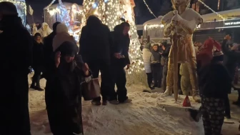 Uludağ'da yılbaşı kutlamasında yaşlı teyzenin dansı renkli görüntüler oluşturdu