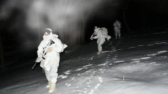 Erzincan'da Mehmetçiğin karlı arazide gece eğitimi
