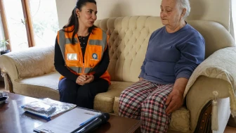 Antalya’da otobüste cüzdanını unutan yaşlı kadının eşyası evine teslim edildi