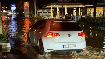Kuşadası'nda sağanak yağış nedeniyle yollar göle dönüştü, araçlar mahsur kaldı