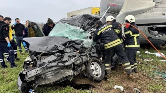 Edirne-Lalapaşa karayolunda tırın çarptığı otomobilin sürücüsü hayatını kaybetti
