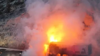 Kütahya'da seyir halindeki tır alevlere teslim oldu