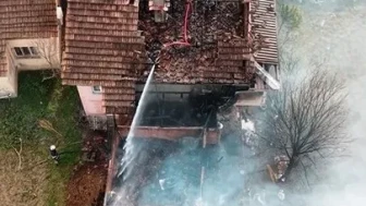 Erbaa'da ahırda çıkan yangın iki katlı evin çatısına sıçradı