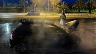 Maltepe’de seyir halindeki otomobil alev alev yandı