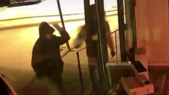 Adana'da parke taşıyla camları kırıp hırsızlık yaptılar, anlar kamerada