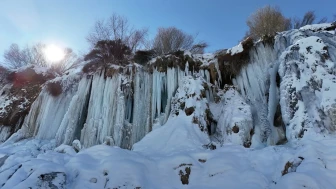 Erzincan'da Girlevik Şelalesi buz tuttu, 2 metrelik buz sarkıtları oluştu