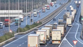 İstanbul’da lodoslu hava tır sürücülerine zor anlar yaşattı