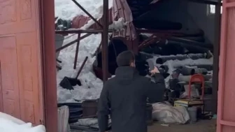 Derecik’te ahır çatısı karın ağırlığına dayanamayarak çöktü