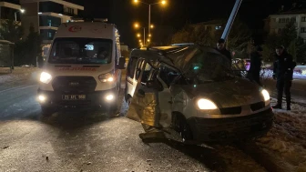 Elazığ’da buzlanmadan dolayı kontrolden çıkan hafif ticari araç direğe çarptı