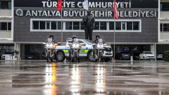 Antalya'da motorize zabıta ekipleri kaldırım işgalleri ve otobüs duraklarına park eden araçlara denetim