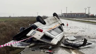 Denizli’de yağış sonrası kayganlaşan yolda takla atan transit hurdaya döndü, 2 yaralı