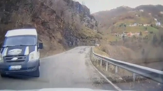 Trabzon'da öğrenci servisi kazası otomobil kamerasına yansıdı