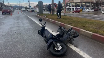 Kütahya'nın Tavşanlı ilçesinde otomobil ile motosiklet çarpıştı, 2 kişi ağır yaralandı