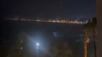 Marmaris’te lodosun etkisiyle deniz taştı, dalgalar kordonu sular altında bıraktı