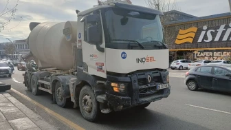 Ankara'da beton mikserinden kopan tekerlek üç otomobile çarptı