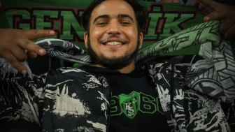 Kocaeli'de tribünden düşen genç taraftar hayatını kaybetti