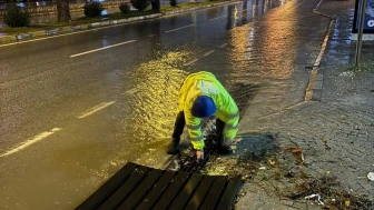 Muğla’da şiddetli yağışlar nedeniyle mazgallar MUSKİ ekipleri tarafından temizleniyor