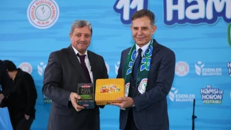 Esenler'de 11. Hamsi ve Horon Festivali'nde 5 ton balık ve helva dağıtıldı