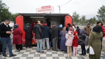 Kahramanmaraş'ta depremin üçüncü yılında Kapıçam Şehir Mezarlığı'nda binlerce kişi dualarla şehitleri andı