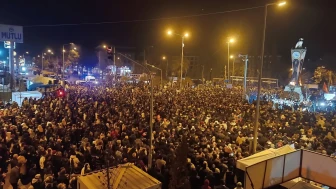 Adıyaman'da binlerce kişi deprem şehitlerini anmak için saat kulesi önünde toplandı