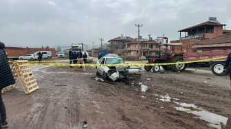 Çorum'un Osmancık ilçesinde traktör ile otomobil çarpıştı, 1 kişi öldü 2 kişi yaralandı