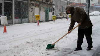 Bayburt'ta lapa lapa kar yağışı hayatı olumsuz etkiliyor