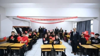 Balıkesir'de eğitimde ikinci dönem bayrak sevgisiyle başladı