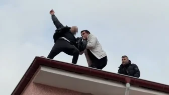 Konya'nın Kulu ilçesinde çatıdan düşmek üzere olan kişi emniyet müdürü tarafından kurtarıldı