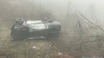 Bartın'da siste yoldan çıkan araç takla attı, 4 kişi yaralandı