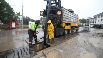 İzmir’de etkili sağanak yağışa karşı belediye ekipleri 24 saat görevde