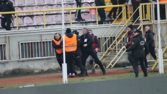 Bolu'da deplasman tribününden atlayan 2 Sakaryaspor taraftarı polis tarafından gözaltına alındı