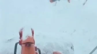 Muş-Kulp kara yolunda iş makinesi çığ altında kaldı, operatör sağ kurtarıldı