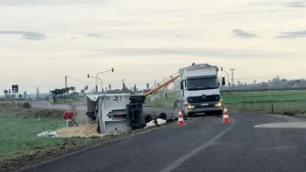 Muratlı’da kontrolden çıkan kamyon yol kenarına devrildi