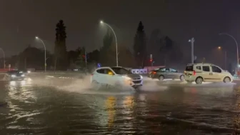 Bursa’da sağanak sonrası rögarlar taştı, cadde göle döndü