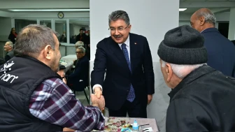 Eskişehir'de Vali Yılmaz huzurevi sakinleriyle bir araya geldi ve doğum günü kutlandı