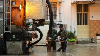 İzmir’de turuncu kodlu yağış uyarısıyla 187 su baskını ihbarına müdahale edildi