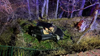 Kayseri’de ehliyetsiz sürücünün kontrolünden çıkan otomobil bahçe duvarından uçtu