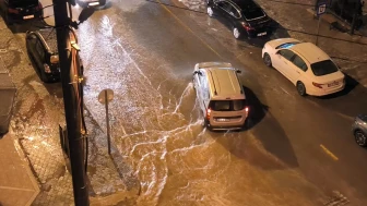 Muğla'da sağanak yağış sokakları su altında bıraktı