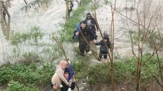 Manisa'da taşkın nedeniyle mahsur kalan aile itfaiye ve AFAD ekiplerince kurtarıldı