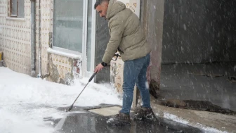 Bayburt’ta esnaf kar temizliği için basınçlı su kullandı