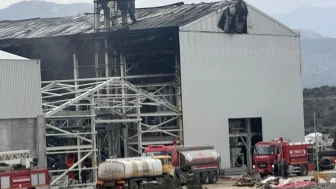 Milas'ta fabrika inşaatındaki yangın itfaiye ekipleri tarafından kontrol altına alındı